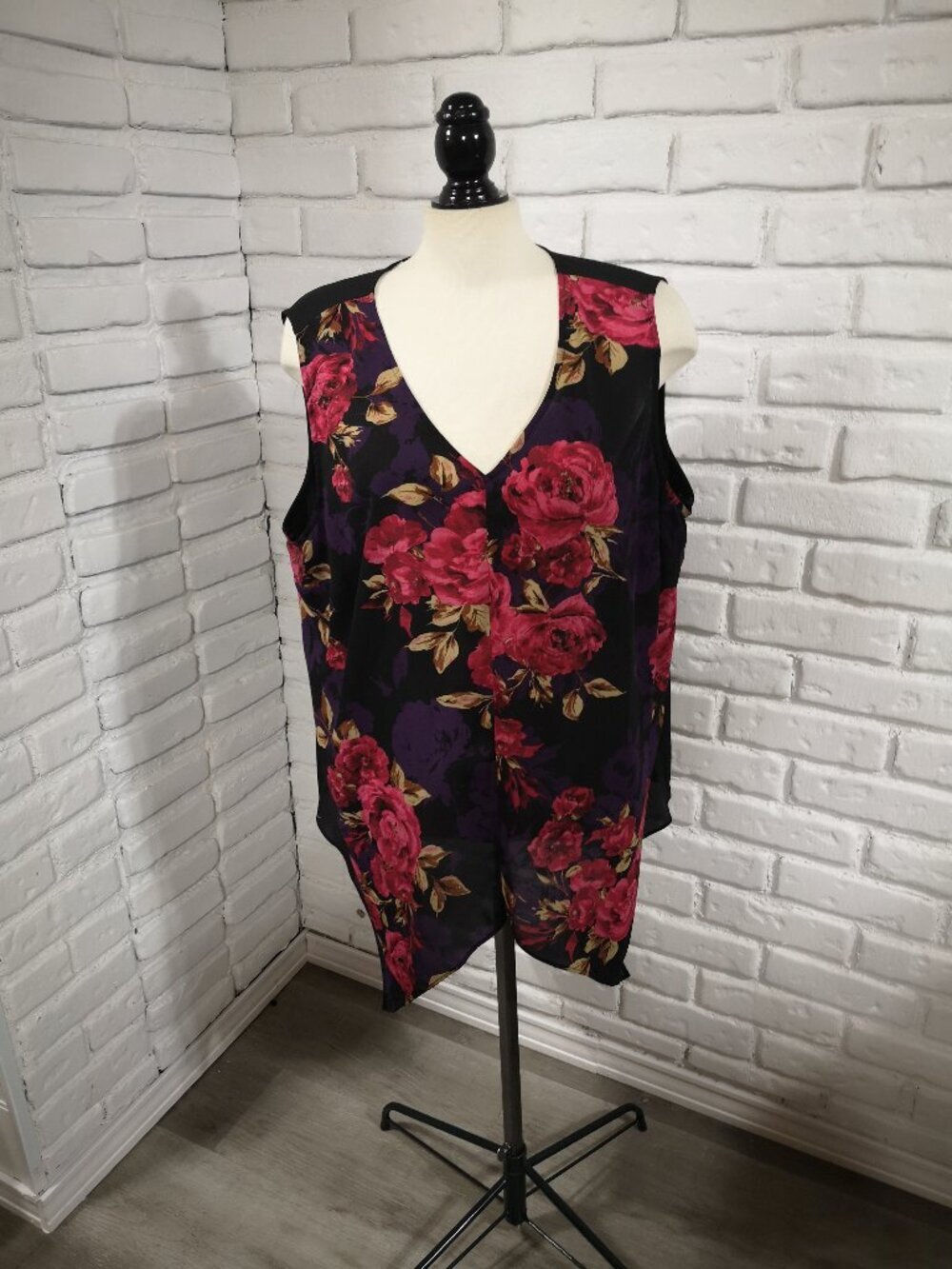 Laura Plus Women's Size 3X Black w/ Floral Pattern Front Sleeveless Tank Top